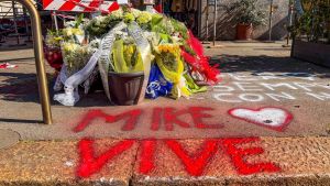 Mike El Cubano, morto sullo scooter: il pellegrinaggio doloroso degli amici. Con lui c’era un altro centauro?