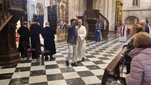 Desalojan a un hombre de la misa de Pascua de la Catedral de Oviedo entre gritos apocalípticos: 