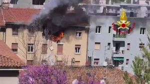 Le fiamme dalle finestre in via Baiamonti: l'intervento dei Vigili del fuoco a Trieste