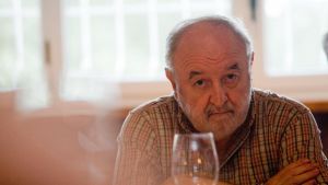 El periodismo llora a su último gigante, el asturiano Diego Carcedo, reportero en Vietnam, corresponsal en Nueva York y directivo en RTVE