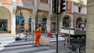 Il tram non conosce feste: operai islamici al lavoro a Pasqua e Pasquetta