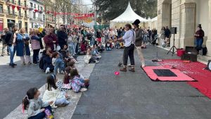 Música, espectáculos infantiles y gastronomía llenan de gran ambiente el domingo previo a Güevos Pintos en Pola de Siero