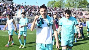 Cremonese-Bologna 1-2: Joao Mario e Rowe firmano la vittoria. Espulsi Ferguson e Maleh