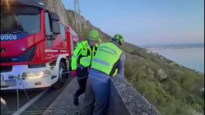 Parcheggia la moto per ammirare il panorama di Trieste e precipita nella boscaglia sottostante: è in gravi condizioni