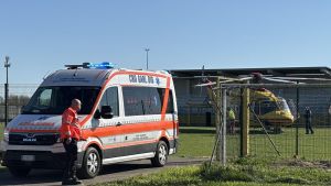 Cade in bici al centro sportivo, grave 57enne