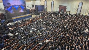 Flouting wartime restrictions, over 1,000 men gather for address by top Haredi rabbi