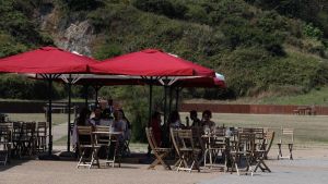 El decreto asturiano de chiringuitos genera dudas ante la futura reforma estatal de Costas