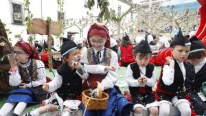 El desfile de carrozas del Bollo en Avilés arrasa en participación y el ritmo de los más pequeños con 