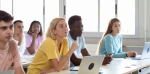 Lo que pararse a escuchar una canción puede hacer por una clase universitaria