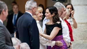 Sumar mueve ficha contra la ley de Aguirre que permite abrir los comercios los domingos