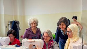 Tutto esaurito al laboratorio di “sartoria sociale”: si sta insieme condividendo ago e filo