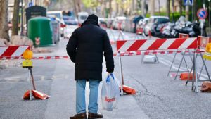 Finestre sventrate e macerie sul ciglio della strada: le foto da via Baiamonti, il giorno dopo