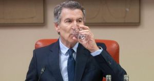 Feijóo tantea a Junts y PNV para reactivar la moción de censura