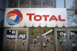 Total, Amazon, Coca-cola, Shein… la journaliste Camille Crosnier mène l’enquête sur « l’histoire de ces entreprises qui nous gouvernent »