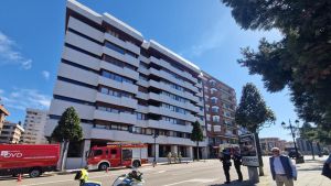 Alarma en una facultad del centro de Oviedo: un amplio despliegue de bomberos y policía sorprende a los viandantes