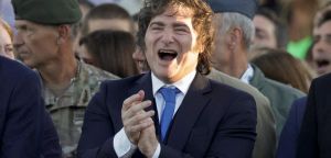 O experimento Milei: números, custos sociais e o espelho brasileiro