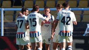 L’Atalanta passeggia e scorge l’Europa: 3-0 in casa di un Lecce fischiato dal suo pubblico