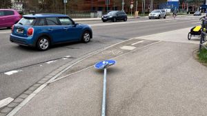 Tatort Bertholdstraße: ein Verdacht, warum ein Schild Ostern nicht überlebt hat