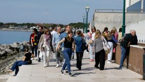 Pasquetta sold out a Grado: folla al picnic sulla spiaggia