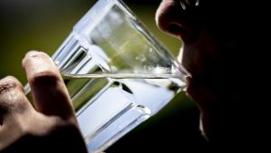 I valgkampens hede kom miljøministeren til at love, at ingen dansker skulle få af kræft af drikkevandet. Det løfte bliver svært at holde