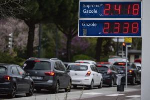 Les prix du carburant explosent, Lecornu joue la montre au détriment des travailleurs