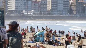 Susto en la playa de San Lorenzo de Gijón: un surfero rescata a cinco bañistas con problemas para salir del agua