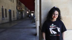 La activista iraní Nilufar Saberi, de visita en Gijón: 