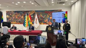 Gobierno libera uso de tarjetas en el exterior y elimina contrataciones directas en giro económico y administrativo