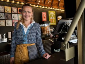 Nye ejere af isbutik har oplevet overvældende opbakning i åbningsugen