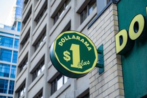 Dollarama: quand la fierté nationale devient un message d’exclusion potentiellement illégale