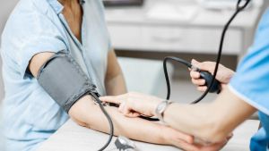 Morder la mano que nos cuida