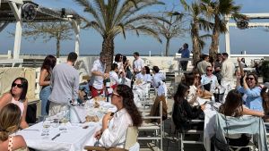 Pienone sulla costa. Il bel tempo ‘premia’ i lidi: 