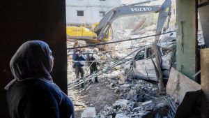 Libano, la scrittrice Haddad: “Se le bombe siamo noi. Paese in frantumi”. Sotto i missili riemergono i rancori