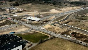 Nu skal det sid­ste lag as­falt på mange ste­der på E45 - og der er fuld fart på ef...