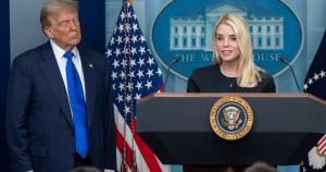Trump destituye a Pam Bondi como fiscal general tras su recelo por el caso Epstein