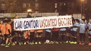 L’altra faccia del calcio giovanile. Genitori nelle mani di agenti-squali. “Vuoi tuo figlio in A? Devi pagare”