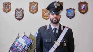 Il racconto del carabiniere eroe che ha salvato una ragazza a Trieste: «Si stava buttando ma l’ho afferrata»