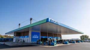 Moeve y Naturgy reaccionan a los nuevos descuentos de Repsol y también amplían sus rebajas por la guerra en gasolineras, luz y gas