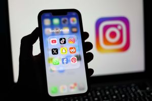 UNS: Utvrditi ko je izazvao blokadu naloga na društvenim mrežama Sto plus radija i portala Razglas