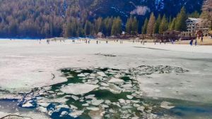 In cento sopra il lago ghiacciato di Braies: famiglia di Padova cade nell’acqua gelida