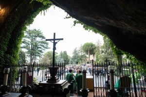 Autista muore a Lourdes: travolto dal suo pullman durante un pellegrinaggio