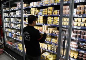 Aliments ultratransformés : Wraps Old El Paso, carottes râpées de Carrefour, filets de thon Saupiquet… Foodwatch pointe l’omniprésence d’additifs dans des produits « bons pour la santé »