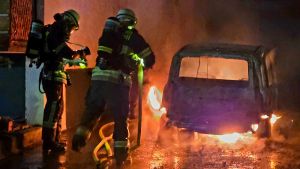 Plötzlich steht ein Auto in Vollbrand: Feuerwehr muss mitten in der Nacht ausrücken