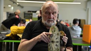 Die guten Engel vom Reparatur-Café: Vom Kaffeeautomat bis zur Schilderuhr wird alles repariert