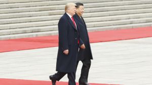 Тръмп ходи по тънък лед в опит да запази крехкото примирие с Китай