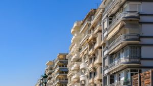 Ακίνητα στην Ελλάδα: Η αγορά δοκιμάζεται από τη σκιά του πολέμου στη Μέση Ανατολή