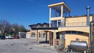 Incidente in distilleria a Pasian di Prato: operaio muore in un serbatoio