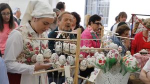 Todas las imágenes de la fiesta de Güevos Pintos en Pola de Siero, donde hoy se prevé una venta de 7.000 piezas decoradas