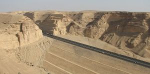 Avec la guerre, les autoroutes et le rail du golfe Persique prennent le relais de la mer