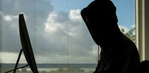 La UE quiere que la IA escanee nuestros mensajes privados en busca de abuso sexual infantil: ¿a qué precio?